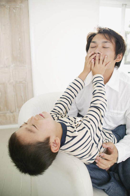 东方人,儿童,两个人,家庭,父亲,儿子,客厅,站,闭眼,竖图,室内,白天,正面,纯洁,窗户,亚洲,弯腰,服装,注视,休闲装,黄种人,玻璃窗,小孩,衣服,观察,看,站着,休闲,温暖,温馨,父子,一家人,休闲服,父爱,可爱,童年,童趣,服饰,观看,和睦,察看,起居室,关注,童真,烂漫,无邪,弯身,天真,男孩,男人,男性,年轻男性,亚洲人,孩子,年轻人,闭眼睛,闭着眼,闭着眼睛,站立,半身,彩图,融洽,男生