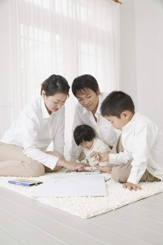 东方人,儿童,四个人,家庭,夫妻,母亲,父亲,女儿,儿子,客厅,坐,竖图,室内,白天,正面,爱情,纯洁,地毯,亚洲,服装,笔,纸张,浪漫,拿,拿着,注视,休闲装,黄种人,书桌,小孩,衣服,观察,看,趴着,休闲,温暖,温馨,父女,父子,母女,母子,一家人,休闲服,恩爱,父爱,可爱,母爱,童年,童趣,恋人,服饰,观看,和睦,察看,起居室,关注,童真,烂漫,无邪,天真,男孩,男人,男性,年轻男性,年轻女性,女孩,女人,女性,亚洲人,孩子,年轻人,夫妇,情侣,趴,坐着,半身,彩图,伴侣,融洽,男生,女生