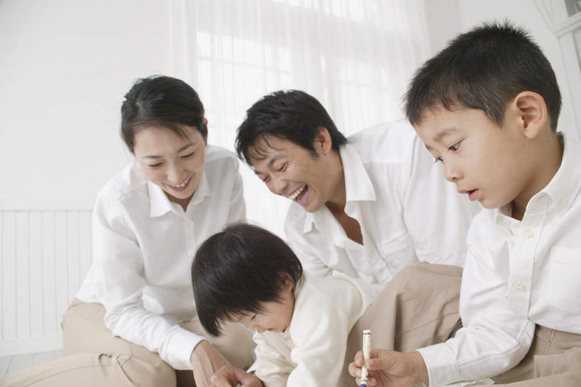 东方人,儿童,四个人,家庭,夫妻,母亲,父亲,女儿,儿子,坐,笑,微笑,露齿笑,横图,室内,白天,侧面,爱情,纯洁,书房,亚洲,服装,笔,浪漫,拿,拿着,注视,休闲装,黄种人,小孩,衣服,观察,看,休闲,温暖,温馨,父女,父子,母女,母子,一家人,休闲服,恩爱,父爱,可爱,母爱,童年,童趣,恋人,服饰,观看,和睦,察看,关注,童真,烂漫,无邪,天真,男孩,男人,男性,年轻男性,年轻女性,女孩,女人,女性,亚洲人,孩子,年轻人,夫妇,情侣,坐着,半身,彩图,伴侣,融洽,男生,女生