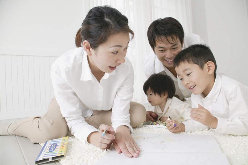 东方人,儿童,四个人,家庭,夫妻,母亲,父亲,女儿,儿子,客厅,坐,笑,微笑,露齿笑,横图,室内,白天,正面,爱情,纯洁,地毯,亚洲,服装,蜡笔,纸张,浪漫,拿,拿着,注视,休闲装,黄种人,小孩,衣服,观察,看,休闲,温暖,温馨,父女,父子,母女,母子,一家人,休闲服,恩爱,父爱,可爱,母爱,童年,童趣,恋人,服饰,观看,和睦,察看,起居室,关注,童真,烂漫,无邪,天真,男孩,男人,男性,年轻男性,年轻女性,女孩,女人,女性,亚洲人,孩子,年轻人,夫妇,情侣,画画,坐着,半身,彩图,伴侣,融洽,男生,女生