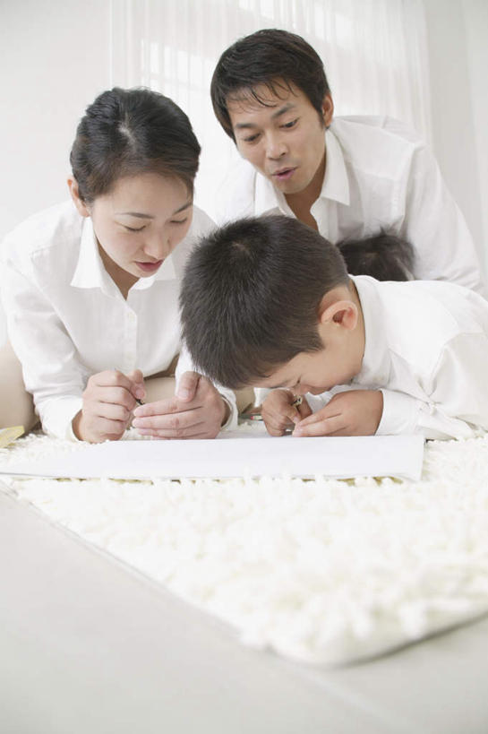 东方人,儿童,四个人,家庭,夫妻,母亲,父亲,女儿,儿子,客厅,坐,竖图,室内,白天,正面,爱情,纯洁,地毯,亚洲,服装,蜡笔,纸张,浪漫,拿,拿着,注视,休闲装,黄种人,小孩,衣服,观察,看,休闲,温暖,温馨,父女,父子,母女,母子,一家人,休闲服,恩爱,父爱,可爱,母爱,童年,童趣,恋人,服饰,观看,和睦,察看,起居室,关注,童真,烂漫,无邪,天真,男孩,男人,男性,年轻男性,年轻女性,女孩,女人,女性,亚洲人,孩子,年轻人,夫妇,情侣,画画,坐着,半身,彩图,伴侣,融洽,男生,女生