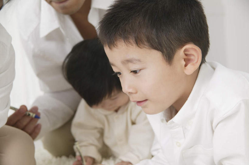 东方人,儿童,四个人,家庭,夫妻,母亲,父亲,女儿,儿子,坐,横图,室内,白天,正面,爱情,纯洁,亚洲,服装,蜡笔,浪漫,拿,拿着,注视,休闲装,黄种人,小孩,衣服,观察,看,休闲,温暖,温馨,父女,父子,母女,母子,一家人,休闲服,恩爱,父爱,可爱,母爱,童年,童趣,恋人,服饰,观看,和睦,察看,关注,童真,烂漫,无邪,天真,男孩,男人,男性,年轻男性,年轻女性,女孩,女人,女性,亚洲人,孩子,年轻人,夫妇,情侣,坐着,半身,彩图,伴侣,融洽,男生,女生