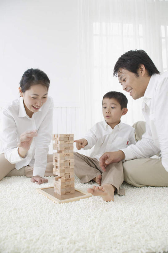 东方人,儿童,三个人,家庭,夫妻,母亲,父亲,儿子,客厅,坐,竖图,室内,白天,正面,爱情,游戏,纯洁,智慧,窗户,地毯,玩具,亚洲,服装,浪漫,拿,玩,拿着,注视,休闲装,黄种人,娱乐,玻璃窗,小孩,衣服,观察,看,休闲,温暖,温馨,父子,母子,三口之家,一家人,休闲服,积木,恩爱,父爱,可爱,母爱,童年,童趣,益智,恋人,服饰,观看,活动,和睦,察看,起居室,思维,发泄,关注,消遣,智力,想象,童真,烂漫,无邪,抽积木,宣泄,天真,男孩,男人,男性,年轻男性,年轻女性,女人,女性,亚洲人,孩子,年轻人,夫妇,情侣,玩耍,嬉戏,坐着,半身,彩图,伴侣,融洽,男生