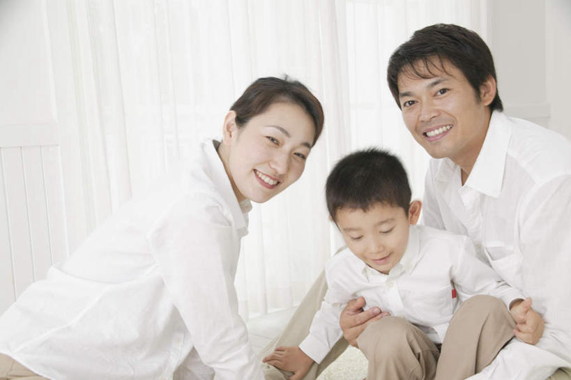 东方人,儿童,三个人,家庭,夫妻,母亲,父亲,儿子,客厅,坐,笑,微笑,露齿笑,横图,室内,白天,正面,爱情,纯洁,亚洲,服装,浪漫,注视,休闲装,黄种人,小孩,衣服,观察,看,休闲,温暖,温馨,父子,母子,三口之家,一家人,休闲服,恩爱,父爱,可爱,母爱,童年,童趣,恋人,服饰,观看,和睦,察看,起居室,关注,童真,烂漫,无邪,天真,男孩,男人,男性,年轻男性,年轻女性,女人,女性,亚洲人,孩子,年轻人,夫妇,情侣,坐着,半身,彩图,伴侣,融洽,男生