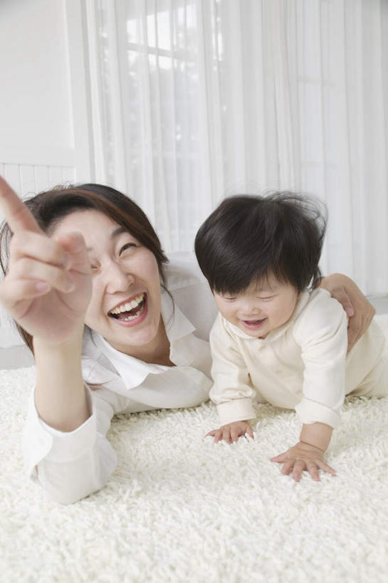 东方人,儿童,两个人,家庭,母亲,女儿,客厅,竖图,室内,白天,正面,纯洁,地毯,亚洲,指,服装,注视,休闲装,黄种人,方向,小孩,衣服,观察,看,趴着,手势,休闲,温暖,温馨,母女,一家人,休闲服,可爱,母爱,童年,童趣,服饰,观看,和睦,察看,起居室,指向,关注,童真,烂漫,无邪,天真,年轻女性,女孩,女人,女性,亚洲人,孩子,年轻人,趴,半身,彩图,融洽,女生