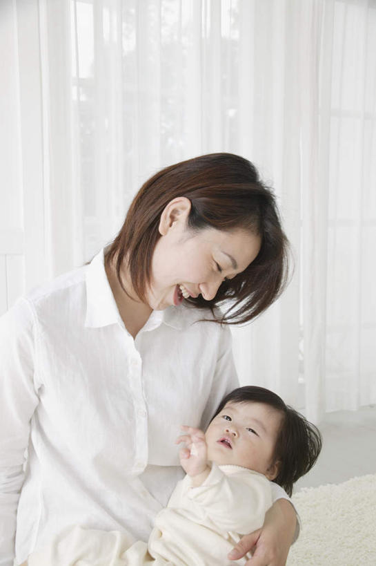 东方人,儿童,两个人,家庭,母亲,女儿,客厅,坐,闭眼,抱,笑,微笑,露齿笑,竖图,室内,白天,正面,纯洁,地毯,亚洲,服装,注视,休闲装,黄种人,小孩,衣服,观察,看,休闲,温暖,温馨,母女,一家人,休闲服,可爱,母爱,童年,童趣,服饰,抱着,观看,和睦,察看,起居室,搂着,关注,童真,烂漫,无邪,天真,年轻女性,女孩,女人,女性,亚洲人,孩子,年轻人,闭眼睛,闭着眼,闭着眼睛,搂,搂抱,坐着,半身,彩图,融洽,女生