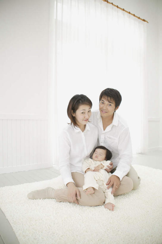 东方人,儿童,三个人,家庭,夫妻,母亲,父亲,女儿,客厅,坐,抱,竖图,室内,白天,正面,爱情,纯洁,地毯,亚洲,服装,浪漫,注视,休闲装,黄种人,小孩,衣服,观察,看,休闲,温暖,温馨,父女,母女,三口之家,一家人,休闲服,恩爱,父爱,可爱,母爱,童年,童趣,恋人,服饰,抱着,观看,和睦,察看,起居室,搂着,关注,童真,烂漫,无邪,天真,男人,男性,年轻男性,年轻女性,女孩,女人,女性,亚洲人,孩子,年轻人,夫妇,情侣,搂,坐着,彩图,全身,伴侣,融洽,女生