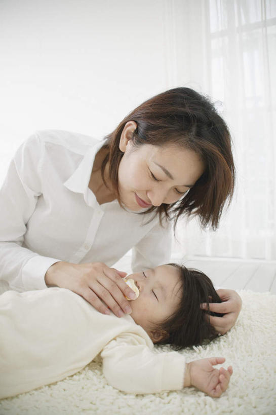 东方人,儿童,两个人,家庭,母亲,女儿,客厅,坐,闭眼,抱,睡,竖图,室内,白天,正面,纯洁,床,亚洲,抚摸,服装,双人床,床单,注视,休闲装,黄种人,被子,小孩,衣服,观察,看,休闲,温暖,温馨,母女,一家人,休闲服,可爱,母爱,童年,童趣,服饰,抱着,观看,和睦,察看,起居室,被单,搂着,关注,童真,烂漫,无邪,天真,年轻女性,女孩,女人,女性,亚洲人,孩子,年轻人,闭眼睛,闭着眼,闭着眼睛,困,困觉,搂,搂抱,寝息,睡觉,坐着,半身,彩图,融洽,女生