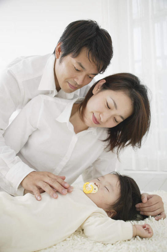 东方人,儿童,三个人,家庭,夫妻,母亲,父亲,女儿,躺,竖图,室内,白天,正面,爱情,纯洁,床,卧室,亚洲,服装,双人床,床单,浪漫,注视,休闲装,黄种人,被子,小孩,衣服,观察,看,休闲,温暖,温馨,父女,母女,三口之家,一家人,休闲服,恩爱,父爱,可爱,母爱,童年,童趣,恋人,服饰,观看,和睦,察看,被单,关注,童真,烂漫,无邪,卧着,天真,男人,男性,年轻男性,年轻女性,女孩,女人,女性,亚洲人,孩子,年轻人,夫妇,情侣,躺着,卧,半身,彩图,睡房,卧房,伴侣,融洽,女生