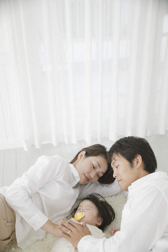 东方人,儿童,三个人,家庭,夫妻,母亲,父亲,女儿,躺,竖图,室内,白天,正面,爱情,纯洁,床,卧室,亚洲,服装,双人床,床单,浪漫,注视,休闲装,黄种人,被子,小孩,衣服,观察,看,休闲,温暖,温馨,父女,母女,三口之家,一家人,休闲服,恩爱,父爱,可爱,母爱,童年,童趣,恋人,服饰,观看,和睦,察看,被单,关注,童真,烂漫,无邪,卧着,天真,男人,男性,年轻男性,年轻女性,女孩,女人,女性,亚洲人,孩子,年轻人,夫妇,情侣,躺着,卧,半身,彩图,睡房,卧房,伴侣,融洽,女生