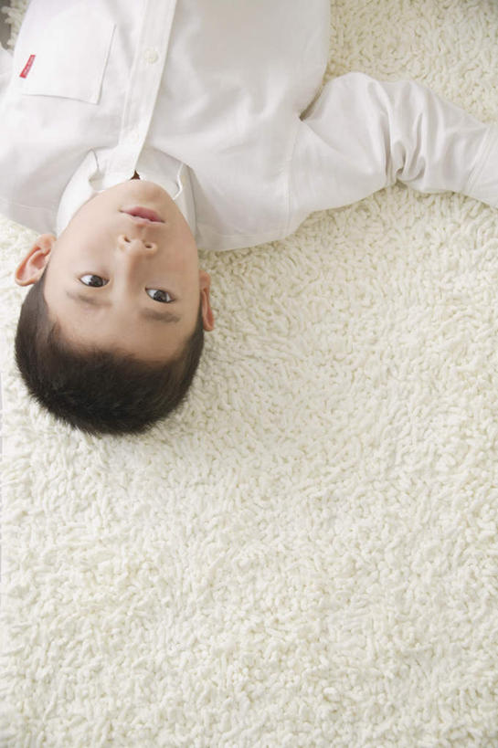 东方人,儿童,一个人,客厅,躺,竖图,俯视,室内,白天,纯洁,地毯,亚洲,仅一个男性,仅一个人,服装,注视,休闲装,黄种人,小孩,衣服,观察,看,仅一个小孩,休闲,休闲服,可爱,童年,童趣,服饰,观看,察看,起居室,关注,童真,烂漫,无邪,天真,男孩,男人,男性,亚洲人,孩子,躺着,半身,彩图,高角度拍摄,男生