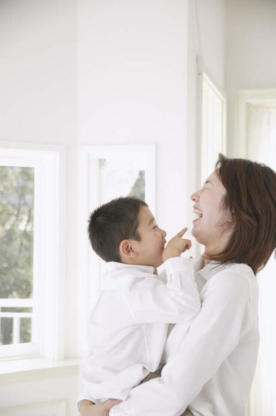 东方人,儿童,两个人,家庭,母亲,儿子,客厅,站,抱,竖图,室内,白天,侧面,纯洁,窗户,亚洲,服装,注视,休闲装,黄种人,玻璃窗,小孩,衣服,观察,看,站着,休闲,温暖,温馨,母子,一家人,休闲服,可爱,母爱,童年,童趣,服饰,抱着,观看,和睦,察看,起居室,搂着,关注,童真,烂漫,无邪,天真,男孩,年轻女性,女人,女性,亚洲人,孩子,年轻人,搂,搂抱,半身,彩图,融洽,男生