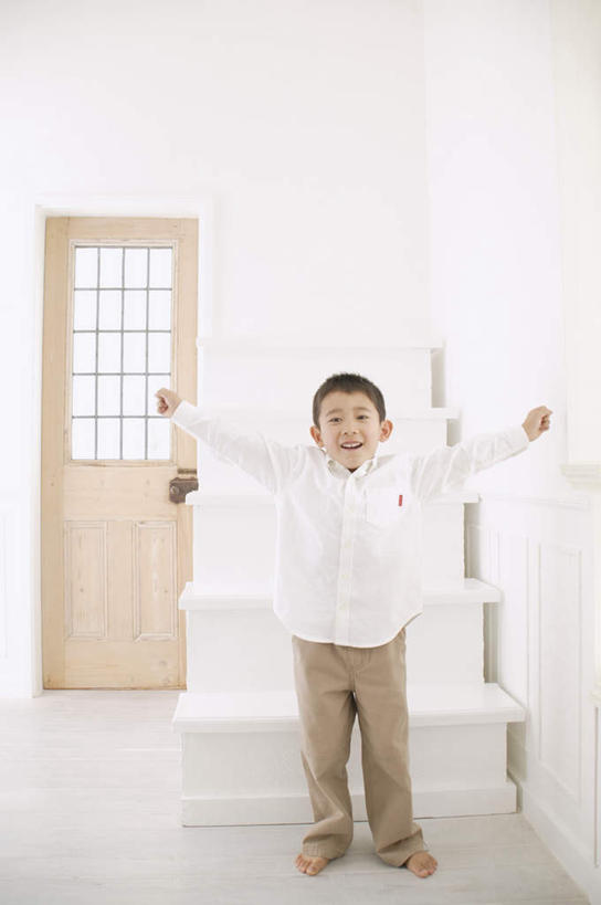 东方人,儿童,一个人,站,伸展双臂,竖图,室内,白天,正面,纯洁,楼梯,亚洲,仅一个男性,仅一个人,服装,阶梯,注视,休闲装,黄种人,台阶,小孩,衣服,观察,看,站着,仅一个小孩,休闲,休闲服,可爱,童年,童趣,服饰,观看,察看,关注,童真,烂漫,无邪,天真,男孩,男人,男性,亚洲人,孩子,敞开双臂,伸开双臂,展开双肩,张开手臂,张开双臂,彩图,全身,男生
