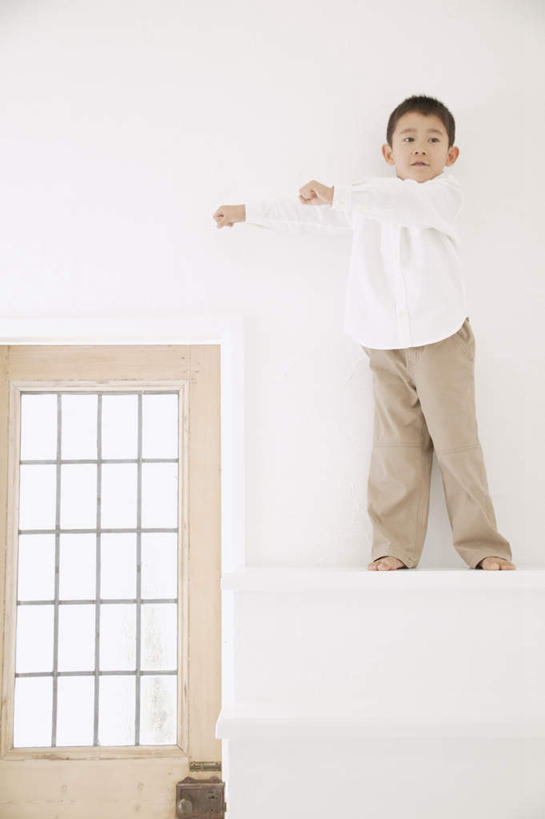 东方人,儿童,一个人,站,竖图,室内,白天,正面,纯洁,亚洲,仅一个男性,仅一个人,服装,拿,拿着,注视,休闲装,黄种人,小孩,衣服,白板,观察,看,站着,仅一个小孩,休闲,休闲服,可爱,童年,童趣,服饰,观看,察看,关注,记录板,童真,烂漫,无邪,记事板,天真,男孩,男人,男性,亚洲人,孩子,彩图,全身,男生