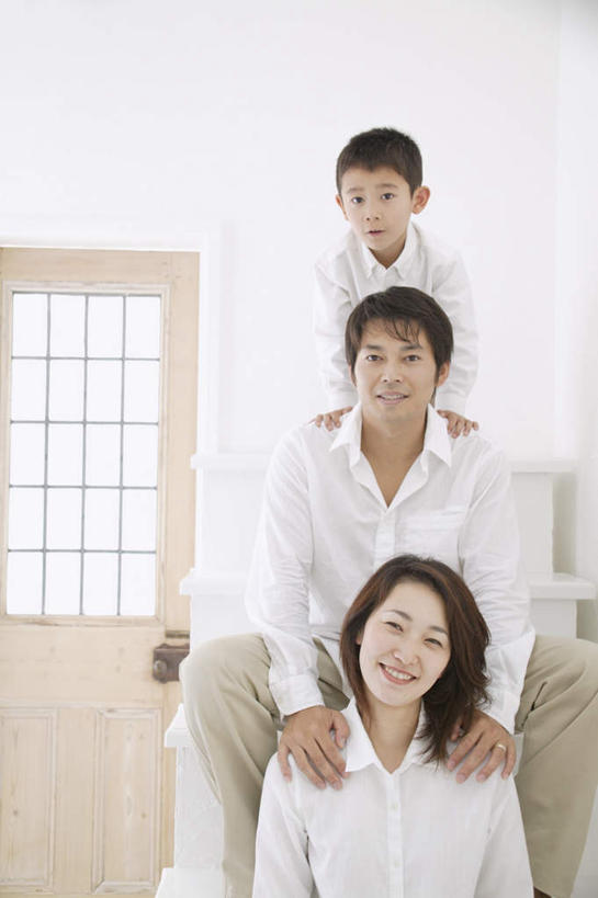 东方人,儿童,三个人,家庭,夫妻,母亲,父亲,儿子,坐,抱,竖图,室内,白天,正面,爱情,纯洁,楼梯,亚洲,服装,阶梯,浪漫,注视,休闲装,黄种人,台阶,小孩,衣服,观察,看,休闲,温暖,温馨,父子,母子,三口之家,一家人,休闲服,恩爱,父爱,可爱,母爱,童年,童趣,恋人,服饰,抱着,观看,和睦,察看,搂着,关注,童真,烂漫,无邪,天真,男孩,男人,男性,年轻男性,年轻女性,女人,女性,亚洲人,孩子,年轻人,夫妇,情侣,搂,搂抱,坐着,半身,彩图,伴侣,融洽,男生