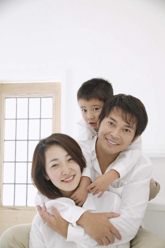 东方人,儿童,三个人,家庭,夫妻,母亲,父亲,儿子,坐,抱,笑,微笑,露齿笑,竖图,室内,白天,正面,爱情,纯洁,楼梯,亚洲,服装,阶梯,浪漫,注视,休闲装,黄种人,台阶,小孩,衣服,观察,看,休闲,温暖,温馨,父子,母子,三口之家,一家人,休闲服,恩爱,父爱,可爱,母爱,童年,童趣,恋人,服饰,抱着,观看,和睦,察看,搂着,关注,童真,烂漫,无邪,天真,男孩,男人,男性,年轻男性,年轻女性,女人,女性,亚洲人,孩子,年轻人,夫妇,情侣,搂,搂抱,坐着,半身,彩图,伴侣,融洽,男生