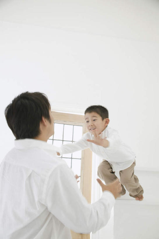 东方人,儿童,背部,两个人,家庭,父亲,儿子,站,伸展双臂,竖图,室内,白天,正面,纯洁,亚洲,服装,注视,休闲装,黄种人,小孩,衣服,观察,看,站着,休闲,温暖,温馨,父子,一家人,休闲服,父爱,可爱,童年,童趣,服饰,观看,和睦,察看,关注,童真,烂漫,无邪,天真,男孩,男人,男性,年轻男性,亚洲人,孩子,年轻人,敞开双臂,抛,扔,伸开双臂,展开双肩,张开手臂,张开双臂,半身,彩图,融洽,男生