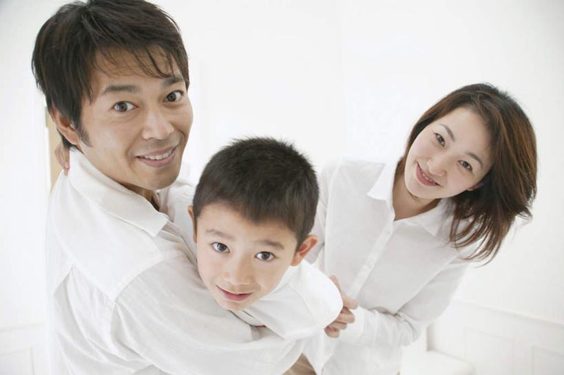 东方人,儿童,三个人,家庭,夫妻,母亲,父亲,儿子,站,笑,微笑,露齿笑,横图,室内,白天,白色背景,正面,爱情,纯洁,亚洲,服装,浪漫,注视,休闲装,黄种人,小孩,衣服,观察,看,站着,休闲,温暖,温馨,父子,母子,三口之家,一家人,休闲服,恩爱,父爱,可爱,母爱,童年,童趣,恋人,摄影,服饰,影棚,观看,和睦,察看,关注,童真,烂漫,无邪,天真,男孩,男人,男性,年轻男性,年轻女性,女人,女性,亚洲人,孩子,年轻人,夫妇,情侣,半身,彩图,影棚拍摄,拍摄,伴侣,融洽,男生