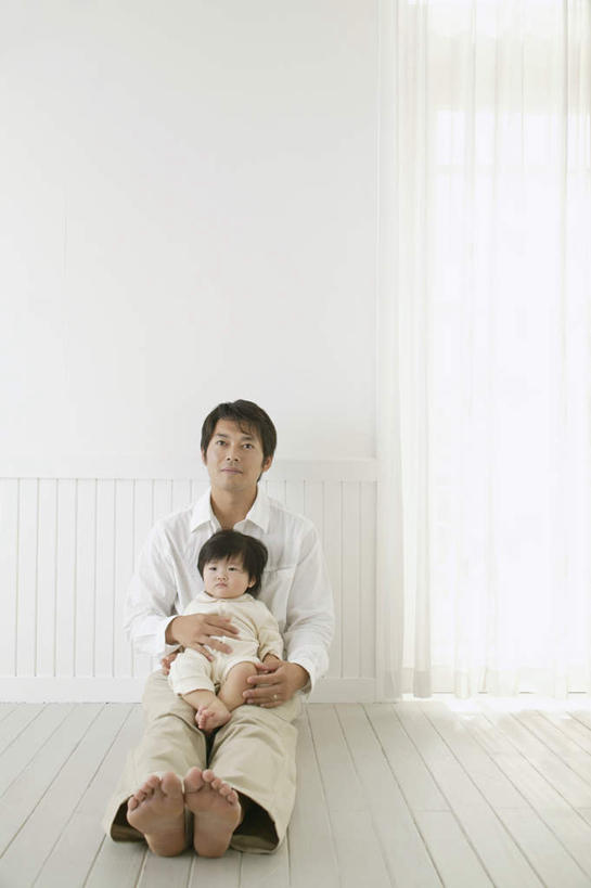 东方人,儿童,两个人,家庭,父亲,女儿,坐,抱,笑,微笑,露齿笑,竖图,室内,白天,正面,纯洁,亚洲,服装,注视,休闲装,黄种人,小孩,衣服,观察,看,休闲,温暖,温馨,父女,一家人,休闲服,父爱,可爱,童年,童趣,服饰,抱着,观看,和睦,察看,搂着,关注,童真,烂漫,无邪,天真,男人,男性,年轻男性,女孩,亚洲人,孩子,年轻人,搂,搂抱,坐着,彩图,全身,融洽,女生