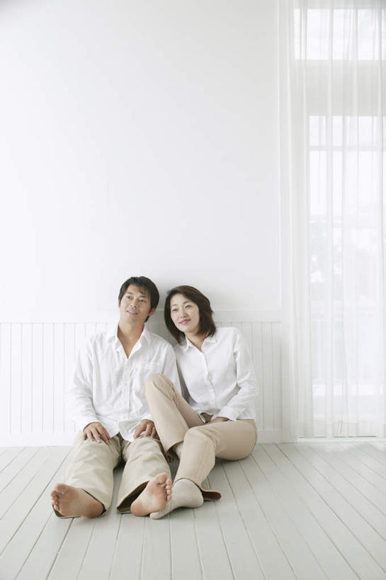 东方人,两个人,夫妻,坐,笑,微笑,露齿笑,竖图,室内,白天,正面,爱情,窗户,亚洲,服装,浪漫,注视,休闲装,黄种人,玻璃窗,衣服,观察,看,休闲,休闲服,恩爱,恋人,服饰,观看,察看,关注,男人,男性,年轻男性,年轻女性,女人,女性,亚洲人,情侣,坐着,彩图,全身,伴侣