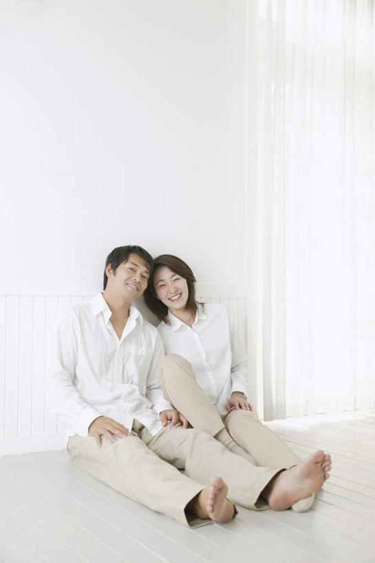 东方人,两个人,夫妻,坐,笑,微笑,露齿笑,竖图,室内,白天,正面,爱情,窗户,亚洲,服装,浪漫,注视,休闲装,黄种人,玻璃窗,衣服,观察,看,休闲,休闲服,恩爱,恋人,服饰,观看,察看,关注,男人,男性,年轻男性,年轻女性,女人,女性,亚洲人,情侣,坐着,彩图,全身,伴侣