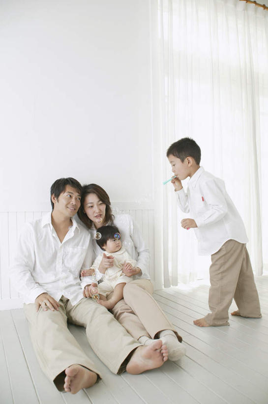 东方人,儿童,四个人,家庭,夫妻,母亲,父亲,女儿,儿子,站,坐,抱,笑,微笑,露齿笑,竖图,室内,白天,正面,爱情,游戏,纯洁,玩具,亚洲,服装,浪漫,拿,玩,拿着,注视,休闲装,黄种人,娱乐,小孩,衣服,吹,观察,看,站着,休闲,温暖,温馨,父女,父子,母女,母子,一家人,休闲服,恩爱,父爱,可爱,母爱,童年,童趣,益智,恋人,服饰,抱着,观看,活动,和睦,察看,搂着,发泄,关注,消遣,智力,童真,烂漫,无邪,宣泄,泡泡棒,天真,男孩,男人,男性,年轻男性,年轻女性,女孩,女人,女性,亚洲人,孩子,年轻人,夫妇,情侣,搂,搂抱,玩耍,嬉戏,坐着,半身,彩图,伴侣,融洽,男生,女生