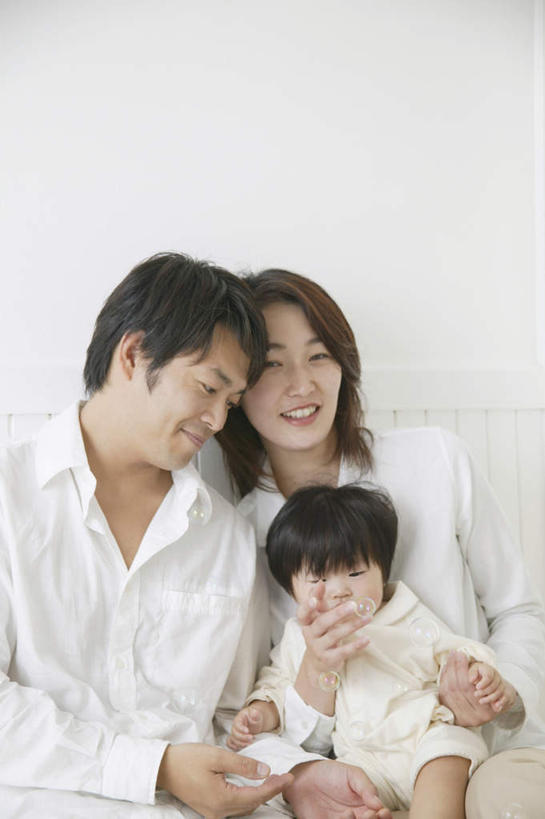 东方人,儿童,三个人,家庭,夫妻,母亲,父亲,女儿,坐,抱,笑,微笑,露齿笑,竖图,室内,白天,正面,爱情,纯洁,亚洲,服装,浪漫,注视,休闲装,黄种人,小孩,衣服,观察,看,休闲,温暖,温馨,父女,母女,三口之家,一家人,休闲服,恩爱,父爱,可爱,母爱,童年,童趣,恋人,服饰,抱着,观看,和睦,察看,搂着,关注,童真,烂漫,无邪,天真,男人,男性,年轻男性,年轻女性,女孩,女人,女性,亚洲人,孩子,年轻人,夫妇,情侣,搂,搂抱,坐着,半身,彩图,伴侣,融洽,女生