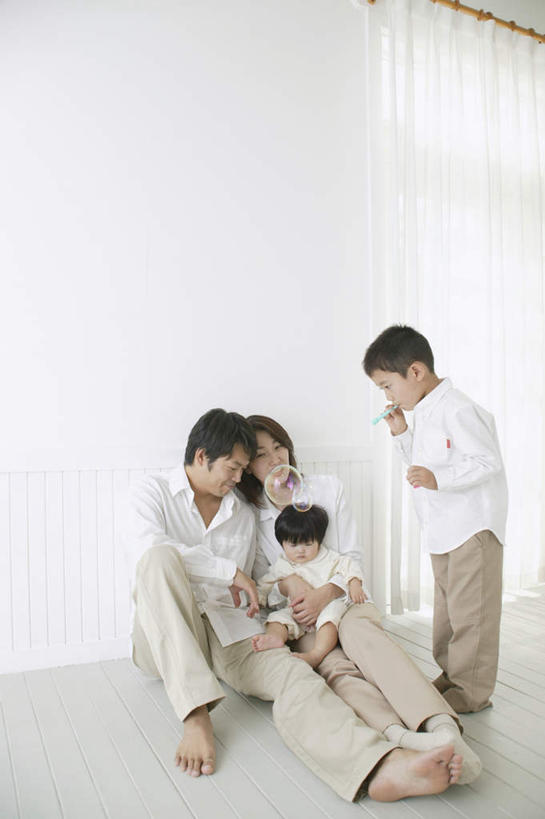 东方人,儿童,四个人,家庭,夫妻,母亲,父亲,女儿,儿子,站,坐,抱,笑,微笑,露齿笑,竖图,室内,白天,正面,爱情,游戏,纯洁,玩具,亚洲,服装,浪漫,拿,玩,拿着,注视,休闲装,黄种人,娱乐,小孩,衣服,吹,观察,看,站着,休闲,温暖,温馨,父女,父子,母女,母子,一家人,休闲服,恩爱,父爱,可爱,母爱,童年,童趣,益智,恋人,服饰,抱着,观看,活动,和睦,察看,搂着,发泄,关注,消遣,智力,童真,烂漫,无邪,宣泄,泡泡棒,天真,男孩,男人,男性,年轻男性,年轻女性,女孩,女人,女性,亚洲人,孩子,年轻人,夫妇,情侣,搂,搂抱,玩耍,嬉戏,坐着,彩图,全身,伴侣,融洽,男生,女生