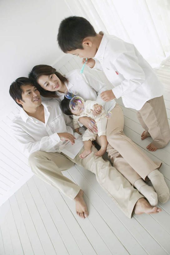 东方人,儿童,四个人,家庭,夫妻,母亲,父亲,女儿,儿子,站,坐,抱,笑,微笑,露齿笑,竖图,俯视,室内,白天,爱情,游戏,纯洁,玩具,亚洲,服装,浪漫,拿,玩,拿着,注视,休闲装,黄种人,娱乐,小孩,衣服,吹,观察,看,站着,休闲,温暖,温馨,父女,父子,母女,母子,一家人,休闲服,恩爱,父爱,可爱,母爱,童年,童趣,益智,恋人,服饰,抱着,观看,活动,和睦,察看,搂着,发泄,关注,消遣,智力,童真,烂漫,无邪,宣泄,泡泡棒,天真,男孩,男人,男性,年轻男性,年轻女性,女孩,女人,女性,亚洲人,孩子,年轻人,夫妇,情侣,搂,搂抱,玩耍,嬉戏,坐着,半身,彩图,高角度拍摄,伴侣,融洽,男生,女生