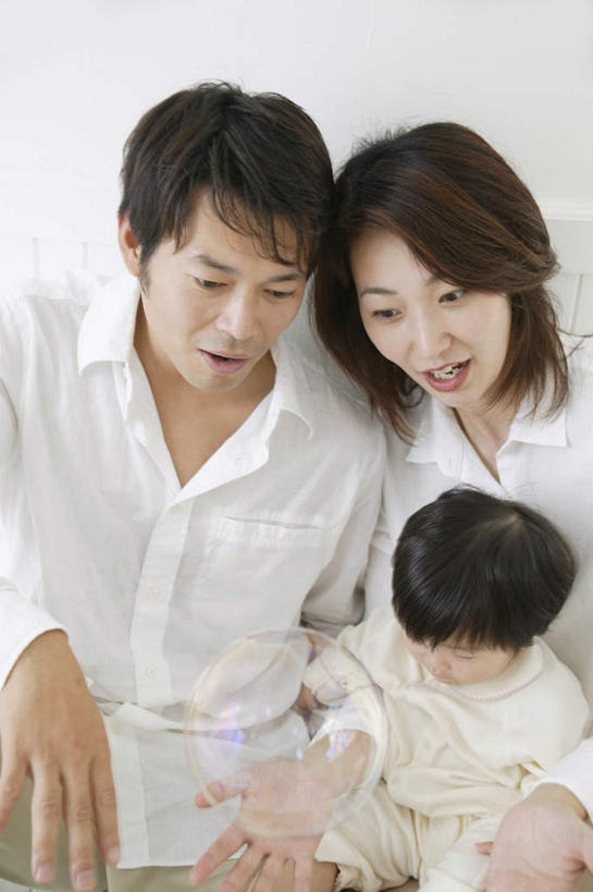 东方人,儿童,三个人,家庭,夫妻,母亲,父亲,女儿,坐,竖图,室内,白天,正面,爱情,纯洁,亚洲,服装,浪漫,注视,休闲装,黄种人,小孩,衣服,泡泡,观察,看,张嘴,休闲,温暖,温馨,父女,母女,三口之家,一家人,休闲服,恩爱,父爱,可爱,母爱,童年,童趣,恋人,服饰,观看,和睦,察看,关注,张大嘴巴,童真,烂漫,无邪,天真,男人,男性,年轻男性,年轻女性,女孩,女人,女性,亚洲人,孩子,年轻人,夫妇,情侣,张开嘴,坐着,半身,彩图,伴侣,融洽,女生