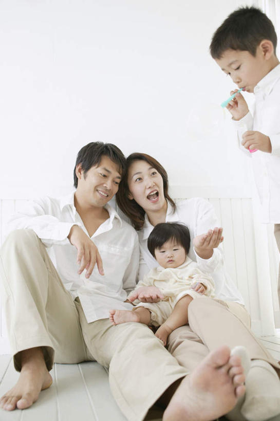 东方人,儿童,四个人,家庭,夫妻,母亲,父亲,女儿,儿子,站,坐,笑,微笑,露齿笑,竖图,室内,白天,正面,爱情,游戏,纯洁,玩具,亚洲,服装,浪漫,拿,玩,拿着,注视,休闲装,黄种人,娱乐,小孩,衣服,观察,看,站着,休闲,温暖,温馨,父女,父子,母女,母子,一家人,休闲服,恩爱,父爱,可爱,母爱,童年,童趣,益智,恋人,服饰,观看,活动,和睦,察看,发泄,关注,消遣,智力,童真,烂漫,无邪,宣泄,泡泡棒,天真,男孩,男人,男性,年轻男性,年轻女性,女孩,女人,女性,亚洲人,孩子,年轻人,夫妇,情侣,玩耍,嬉戏,坐着,半身,彩图,伴侣,融洽,男生,女生