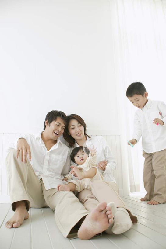 东方人,儿童,四个人,家庭,夫妻,母亲,父亲,女儿,儿子,站,坐,笑,微笑,露齿笑,竖图,室内,白天,正面,爱情,游戏,纯洁,玩具,亚洲,服装,浪漫,拿,玩,拿着,注视,休闲装,黄种人,娱乐,小孩,衣服,观察,看,站着,休闲,温暖,温馨,父女,父子,母女,母子,一家人,休闲服,恩爱,父爱,可爱,母爱,童年,童趣,益智,恋人,服饰,观看,活动,和睦,察看,发泄,关注,消遣,智力,童真,烂漫,无邪,宣泄,泡泡棒,天真,男孩,男人,男性,年轻男性,年轻女性,女孩,女人,女性,亚洲人,孩子,年轻人,夫妇,情侣,玩耍,嬉戏,坐着,半身,彩图,伴侣,融洽,男生,女生