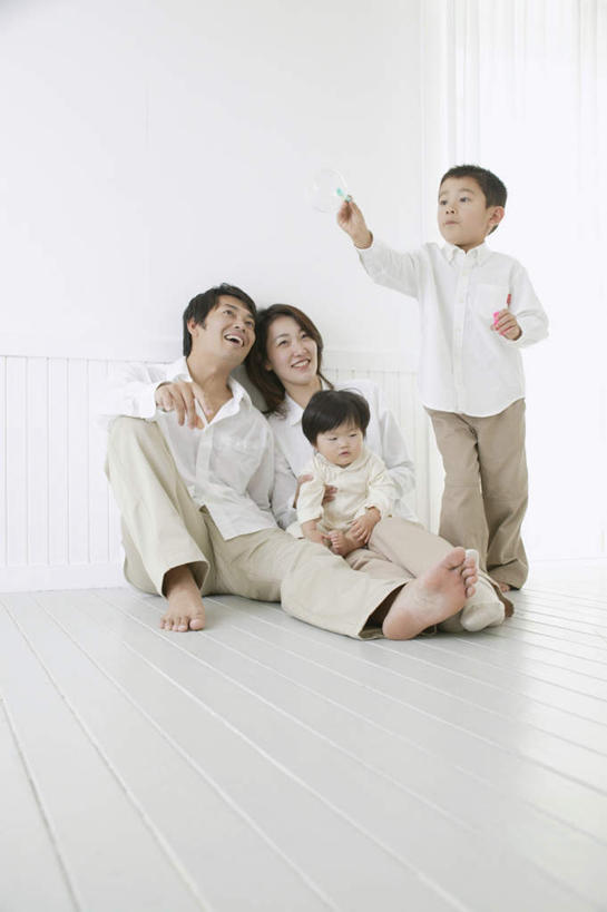 东方人,儿童,四个人,家庭,夫妻,母亲,父亲,女儿,儿子,站,坐,笑,微笑,露齿笑,竖图,室内,白天,正面,爱情,游戏,纯洁,玩具,亚洲,服装,浪漫,拿,玩,拿着,注视,休闲装,黄种人,娱乐,小孩,衣服,观察,看,站着,休闲,温暖,温馨,父女,父子,母女,母子,一家人,休闲服,恩爱,父爱,可爱,母爱,童年,童趣,益智,恋人,服饰,观看,活动,和睦,察看,发泄,关注,消遣,智力,童真,烂漫,无邪,宣泄,泡泡棒,天真,男孩,男人,男性,年轻男性,年轻女性,女孩,女人,女性,亚洲人,孩子,年轻人,夫妇,情侣,玩耍,嬉戏,坐着,彩图,全身,伴侣,融洽,男生,女生