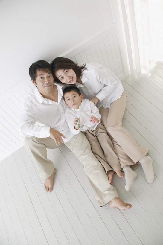 东方人,儿童,三个人,家庭,夫妻,母亲,父亲,儿子,坐,竖图,俯视,室内,白天,爱情,游戏,纯洁,玩具,亚洲,服装,浪漫,拿,玩,拿着,注视,休闲装,黄种人,娱乐,小孩,衣服,观察,看,休闲,温暖,温馨,父子,母子,三口之家,一家人,休闲服,恩爱,父爱,可爱,母爱,童年,童趣,益智,恋人,服饰,观看,活动,和睦,察看,发泄,关注,消遣,智力,童真,烂漫,无邪,宣泄,泡泡棒,天真,男孩,男人,男性,年轻男性,年轻女性,女人,女性,亚洲人,孩子,年轻人,夫妇,情侣,抬头,玩耍,嬉戏,仰头,坐着,彩图,高角度拍摄,全身,伴侣,融洽,男生