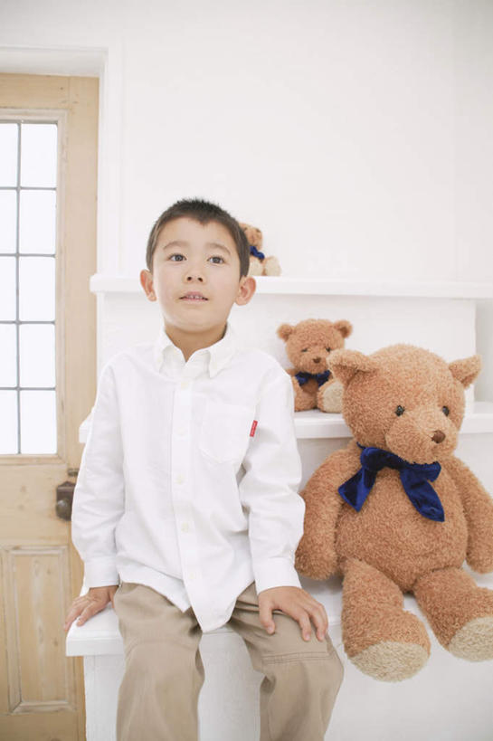 东方人,儿童,一个人,坐,竖图,室内,白天,正面,游戏,纯洁,门,熊,玩具,亚洲,仅一个男性,仅一个人,服装,玩偶,泰迪熊,玩,注视,休闲装,黄种人,娱乐,排列,小孩,衣服,玩具熊,门框,观察,看,仅一个小孩,休闲,休闲服,可爱,童年,童趣,益智,服饰,毛绒玩具,观看,安慰,察看,队列,发泄,关注,消遣,童真,烂漫,无邪,宣泄,罗斯福熊,天真,男孩,男人,男性,亚洲人,孩子,玩耍,嬉戏,坐着,半身,彩图,男生