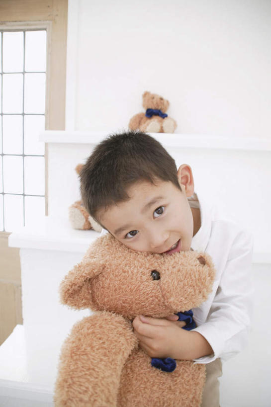 东方人,儿童,一个人,坐,抱,竖图,室内,白天,正面,游戏,纯洁,楼梯,熊,玩具,亚洲,仅一个男性,仅一个人,服装,玩偶,阶梯,泰迪熊,玩,注视,休闲装,黄种人,娱乐,台阶,小孩,衣服,玩具熊,观察,看,仅一个小孩,休闲,休闲服,可爱,童年,童趣,益智,服饰,毛绒玩具,抱着,观看,安慰,察看,搂着,发泄,关注,消遣,童真,烂漫,无邪,宣泄,罗斯福熊,天真,男孩,男人,男性,亚洲人,孩子,搂,玩耍,嬉戏,坐着,半身,彩图,男生