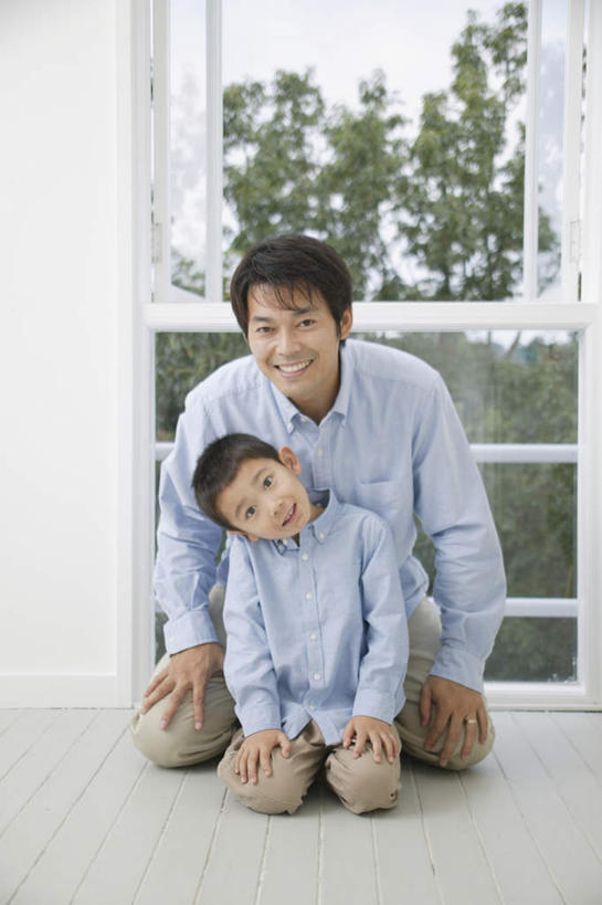 东方人,儿童,两个人,家庭,父亲,儿子,栏杆,跪,笑,微笑,露齿笑,竖图,室内,白天,正面,纯洁,窗户,亚洲,服装,围栏,注视,休闲装,黄种人,护栏,玻璃窗,小孩,衣服,观察,看,休闲,温暖,温馨,父子,一家人,休闲服,父爱,可爱,童年,童趣,服饰,观看,和睦,察看,关注,童真,烂漫,无邪,天真,男孩,男人,男性,年轻男性,亚洲人,孩子,年轻人,跪着,彩图,全身,融洽,男生