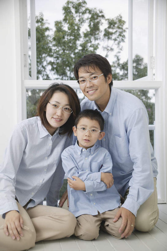 东方人,儿童,三个人,家庭,夫妻,母亲,父亲,儿子,跪,笑,微笑,露齿笑,竖图,室内,白天,正面,爱情,纯洁,植物,窗户,亚洲,服装,浪漫,注视,休闲装,黄种人,玻璃窗,树,树木,小孩,衣服,绿色,自然,观察,看,休闲,温暖,温馨,父子,母子,三口之家,一家人,休闲服,恩爱,父爱,可爱,母爱,童年,童趣,恋人,服饰,生长,成长,观看,和睦,察看,关注,童真,烂漫,无邪,天真,男孩,男人,男性,年轻男性,年轻女性,女人,女性,亚洲人,孩子,年轻人,夫妇,情侣,跪着,半身,彩图,伴侣,融洽,男生