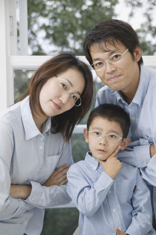 东方人,儿童,三个人,家庭,夫妻,母亲,父亲,儿子,栏杆,站,双手交叉,竖图,室内,白天,正面,爱情,纯洁,植物,窗户,亚洲,戴,服装,眼镜,围栏,浪漫,注视,休闲装,黄种人,护栏,玻璃窗,树,树木,小孩,衣服,绿色,自然,观察,看,手势,站着,休闲,温暖,温馨,父子,母子,三口之家,一家人,休闲服,恩爱,父爱,可爱,母爱,童年,童趣,恋人,服饰,生长,成长,观看,戴着,和睦,察看,双手抱胸,关注,近视眼镜,童真,烂漫,无邪,天真,男孩,男人,男性,年轻男性,年轻女性,女人,女性,亚洲人,孩子,年轻人,夫妇,情侣,站立,半身,彩图,伴侣,融洽,男生