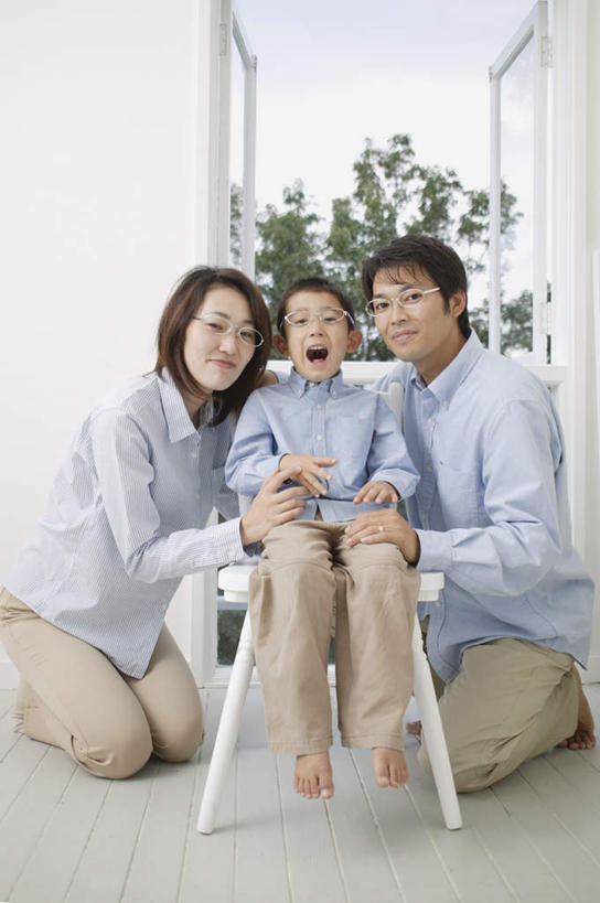 东方人,儿童,三个人,家庭,夫妻,母亲,父亲,儿子,栏杆,站,双手交叉,竖图,室内,白天,正面,爱情,纯洁,植物,窗户,亚洲,戴,服装,眼镜,围栏,浪漫,注视,休闲装,黄种人,护栏,玻璃窗,树,树木,小孩,衣服,绿色,自然,观察,看,站着,休闲,温暖,温馨,父子,母子,三口之家,一家人,休闲服,恩爱,父爱,可爱,母爱,童年,童趣,恋人,服饰,生长,成长,观看,戴着,和睦,察看,双手抱胸,关注,近视眼镜,童真,烂漫,无邪,天真,男孩,男人,男性,年轻男性,年轻女性,女人,女性,亚洲人,孩子,年轻人,夫妇,情侣,站立,半身,彩图,伴侣,融洽,男生