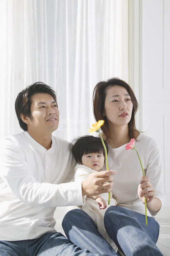 东方人,儿童,三个人,家庭,夫妻,母亲,父亲,女儿,坐,竖图,室内,白天,正面,爱情,纯洁,窗帘,亚洲,服装,盛开,浪漫,拿,花蕾,拿着,注视,休闲装,黄种人,花,花瓣,花朵,鲜花,小孩,衣服,花苞,花蕊,观察,看,休闲,温暖,温馨,父女,母女,三口之家,一家人,休闲服,恩爱,父爱,可爱,母爱,童年,童趣,恋人,服饰,观看,和睦,察看,关注,童真,烂漫,无邪,天真,男人,男性,年轻男性,年轻女性,女孩,女人,女性,亚洲人,孩子,年轻人,夫妇,情侣,坐着,半身,彩图,伴侣,融洽,女生
