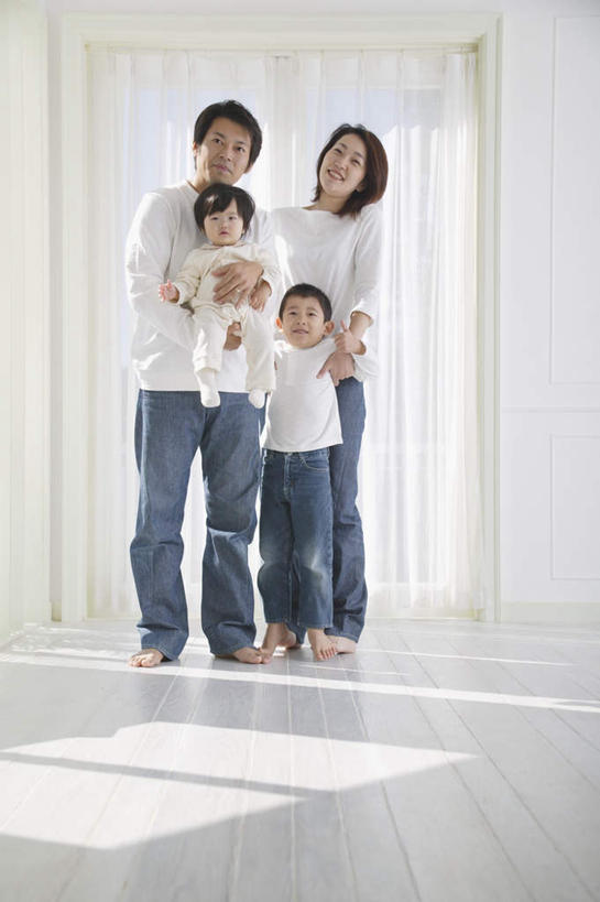 东方人,儿童,四个人,家庭,夫妻,母亲,父亲,女儿,儿子,站,抱,笑,微笑,露齿笑,竖图,室内,白天,正面,爱情,纯洁,窗户,亚洲,阴影,服装,光线,瓷砖,地砖,影子,地面,浪漫,注视,休闲装,黄种人,玻璃窗,小孩,衣服,阳光,观察,看,站着,休闲,温暖,温馨,父女,父子,母女,母子,一家人,休闲服,恩爱,父爱,可爱,母爱,童年,童趣,恋人,服饰,抱着,观看,和睦,察看,关注,童真,烂漫,无邪,天真,男孩,男人,男性,年轻男性,年轻女性,女孩,女人,女性,亚洲人,孩子,年轻人,夫妇,情侣,怀抱,半身,彩图,伴侣,融洽,男生,女生