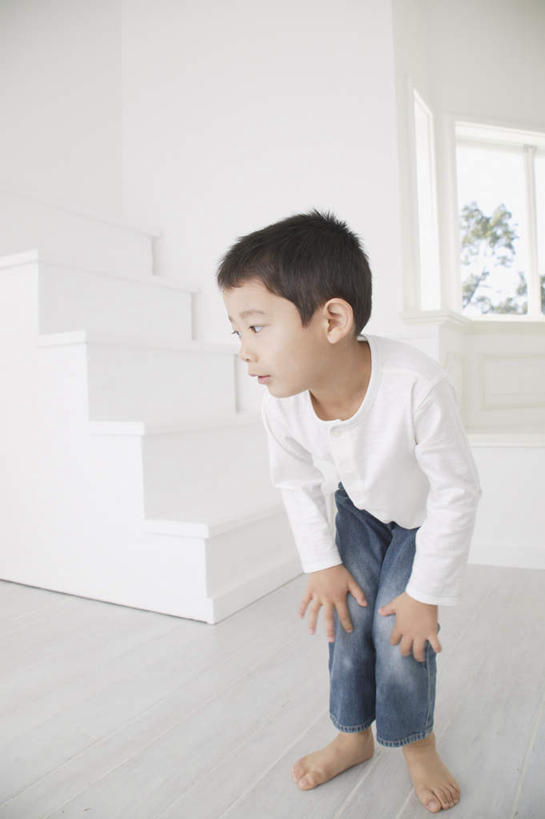 东方人,儿童,一个人,站,竖图,室内,白天,正面,纯洁,楼梯,亚洲,仅一个男性,仅一个人,弯腰,服装,阶梯,注视,休闲装,黄种人,台阶,小孩,衣服,观察,看,站着,仅一个小孩,休闲,休闲服,可爱,童年,童趣,服饰,观看,察看,关注,童真,烂漫,无邪,弯身,天真,男孩,男人,男性,亚洲人,孩子,彩图,全身,男生