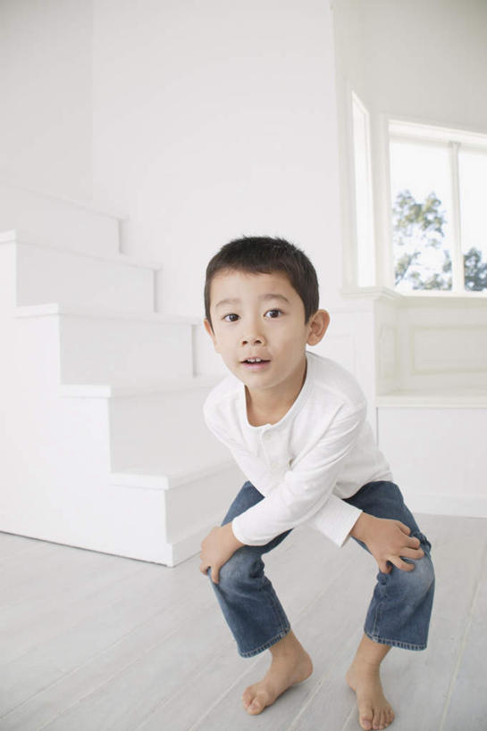 东方人,儿童,一个人,站,竖图,室内,白天,正面,纯洁,植物,窗户,楼梯,亚洲,仅一个男性,仅一个人,服装,阶梯,注视,休闲装,黄种人,玻璃窗,台阶,树,树木,小孩,衣服,绿色,自然,观察,看,站着,仅一个小孩,休闲,休闲服,可爱,童年,童趣,服饰,生长,成长,观看,察看,关注,童真,烂漫,无邪,天真,男孩,男人,男性,亚洲人,孩子,半身,彩图,男生