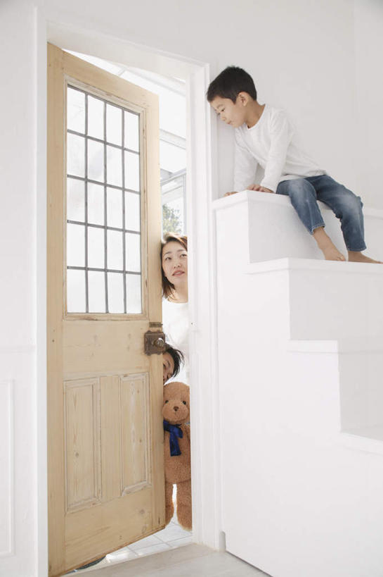 东方人,儿童,三个人,家庭,母亲,女儿,儿子,站,坐,竖图,室内,白天,正面,纯洁,楼梯,门,亚洲,服装,阶梯,注视,休闲装,黄种人,台阶,小孩,衣服,门框,观察,看,站着,休闲,温暖,温馨,母女,母子,一家人,休闲服,可爱,母爱,童年,童趣,服饰,观看,和睦,察看,关注,童真,烂漫,无邪,天真,男孩,男人,男性,年轻女性,女孩,女人,女性,亚洲人,孩子,年轻人,站立,坐着,半身,彩图,融洽,男生,女生