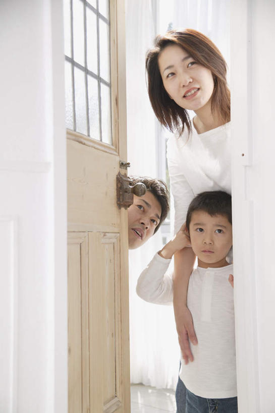 东方人,儿童,三个人,家庭,母亲,女儿,儿子,站,竖图,室内,白天,正面,纯洁,门,亚洲,服装,注视,休闲装,黄种人,小孩,衣服,门框,观察,看,站着,休闲,温暖,温馨,母女,母子,一家人,休闲服,可爱,母爱,童年,童趣,服饰,观看,和睦,察看,关注,童真,烂漫,无邪,天真,男孩,男人,男性,年轻女性,女孩,女人,女性,亚洲人,孩子,年轻人,站立,半身,彩图,融洽,男生,女生