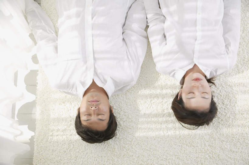 东方人,两个人,夫妻,躺,闭眼,横图,俯视,室内,白天,爱情,地毯,亚洲,戴,服装,眼镜,浪漫,注视,休闲装,黄种人,衣服,观察,看,休闲,休闲服,恩爱,恋人,服饰,观看,戴着,察看,关注,近视眼镜,男人,男性,年轻男性,年轻女性,女人,女性,亚洲人,情侣,闭眼睛,闭着眼,闭着眼睛,躺着,半身,彩图,高角度拍摄,伴侣