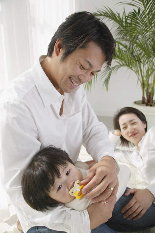 东方人,儿童,三个人,家庭,夫妻,母亲,父亲,女儿,客厅,坐,笑,微笑,露齿笑,竖图,俯视,室内,白天,爱情,纯洁,植物,沙发,亚洲,服装,盆栽,盆景,浪漫,拿,拿着,注视,休闲装,黄种人,小孩,衣服,绿色,自然,观察,看,休闲,温暖,温馨,父女,母女,三口之家,一家人,休闲服,恩爱,父爱,可爱,母爱,童年,童趣,恋人,服饰,生长,成长,奶嘴,观看,和睦,察看,起居室,关注,童真,烂漫,无邪,天真,男人,男性,年轻男性,年轻女性,女孩,女人,女性,亚洲人,孩子,年轻人,夫妇,情侣,坐着,半身,彩图,高角度拍摄,伴侣,融洽,女生,皮沙发