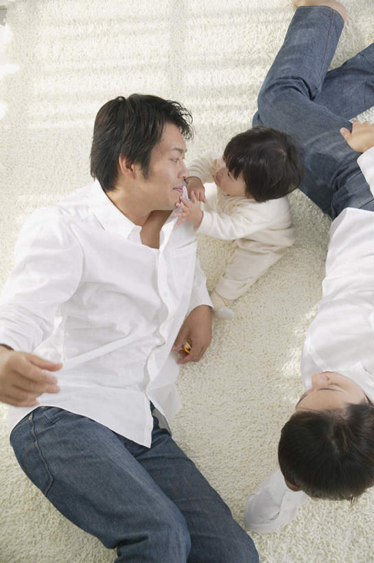 东方人,儿童,三个人,家庭,夫妻,母亲,父亲,女儿,躺,竖图,俯视,室内,白天,爱情,纯洁,地毯,亚洲,服装,食品,浪漫,拿,拿着,注视,休闲装,黄种人,食物,小孩,衣服,观察,看,休闲,温暖,温馨,父女,母女,三口之家,一家人,休闲服,恩爱,父爱,可爱,母爱,童年,童趣,恋人,服饰,观看,和睦,察看,关注,童真,烂漫,无邪,卧着,天真,男人,男性,年轻男性,年轻女性,女孩,女人,女性,亚洲人,孩子,年轻人,夫妇,情侣,躺着,卧,半身,彩图,高角度拍摄,伴侣,融洽,女生
