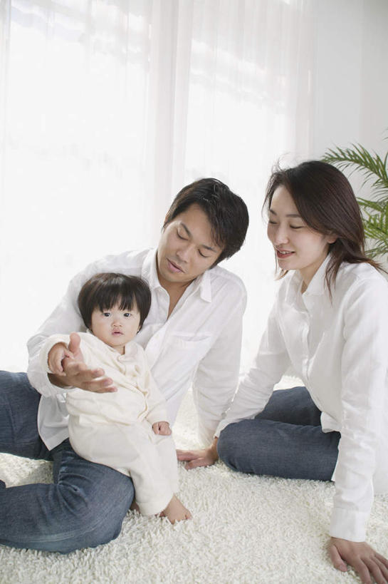 东方人,儿童,三个人,家庭,夫妻,母亲,父亲,女儿,客厅,坐,抱,笑,微笑,露齿笑,竖图,室内,白天,正面,爱情,纯洁,植物,亚洲,服装,瓷砖,地砖,盆栽,盆景,地面,浪漫,注视,休闲装,黄种人,小孩,衣服,绿色,自然,观察,看,休闲,温暖,温馨,父女,母女,三口之家,一家人,休闲服,恩爱,父爱,可爱,母爱,童年,童趣,恋人,服饰,生长,成长,抱着,观看,和睦,察看,起居室,搂着,关注,童真,烂漫,无邪,天真,男人,男性,年轻男性,年轻女性,女孩,女人,女性,亚洲人,孩子,年轻人,夫妇,情侣,搂,搂抱,坐着,半身,彩图,伴侣,融洽,女生